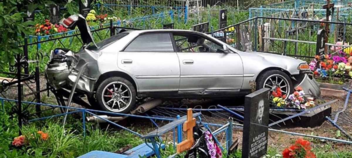 В Ленобласти в результате неудачного маневра автомобиль выбросило на погост